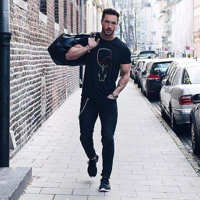 Мъжка тениска Karl abstract https://satmoda.com/products/мъжка-тениска-karl-abstract Модерна мъжка тениска с обло деколте и свободна кройка. Материята на тениската е изключително мека и осигурява максимален комфорт през летните дни. Съчетава се добре както с дънки, така и със спортен екип.Материя: 100% памукПрепоръчителна температура за пране 30°.
