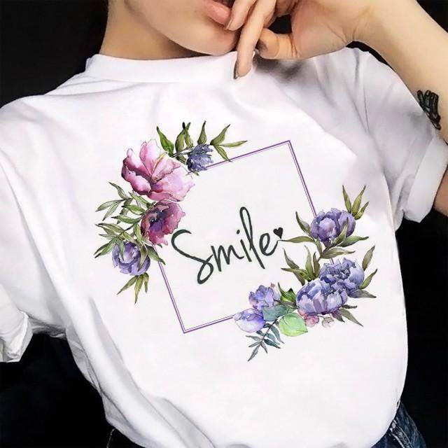 Дамска тениска Smile flowers https://satmoda.com/products/дамска-тениска-smile-лято-2022 Дамска тениска с обло деколте и свободна кройка. Тениската е изключително мека и осигурява максимален комфорт през летните дни.Тениската е изработена 100% памук