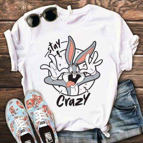 Дамска тениска Stay crazy dtg https://satmoda.com/products/дамска-тениска-stay-crazy Дамска Тениска с обло деколте и свободна кройка. Материята на тениската е изключително мека и осигурява максимален комфорт през летните дни. Съчетава се добре с елегантно, спортно-елегантно и ежедневно облекло.Тениската е изработена от 100% памукПрепоръчителна температура за пране 30°