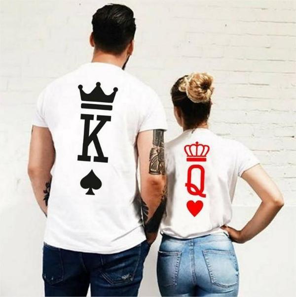Тениски за двойки King & Queen Card https://satmoda.com/products/тениски-за-двойки-king-queen-card Тениски с обло деколте и свободна кройка. Материята на тениските е изключително мека и осигурява максимален комфорт през летните дни.100% памук