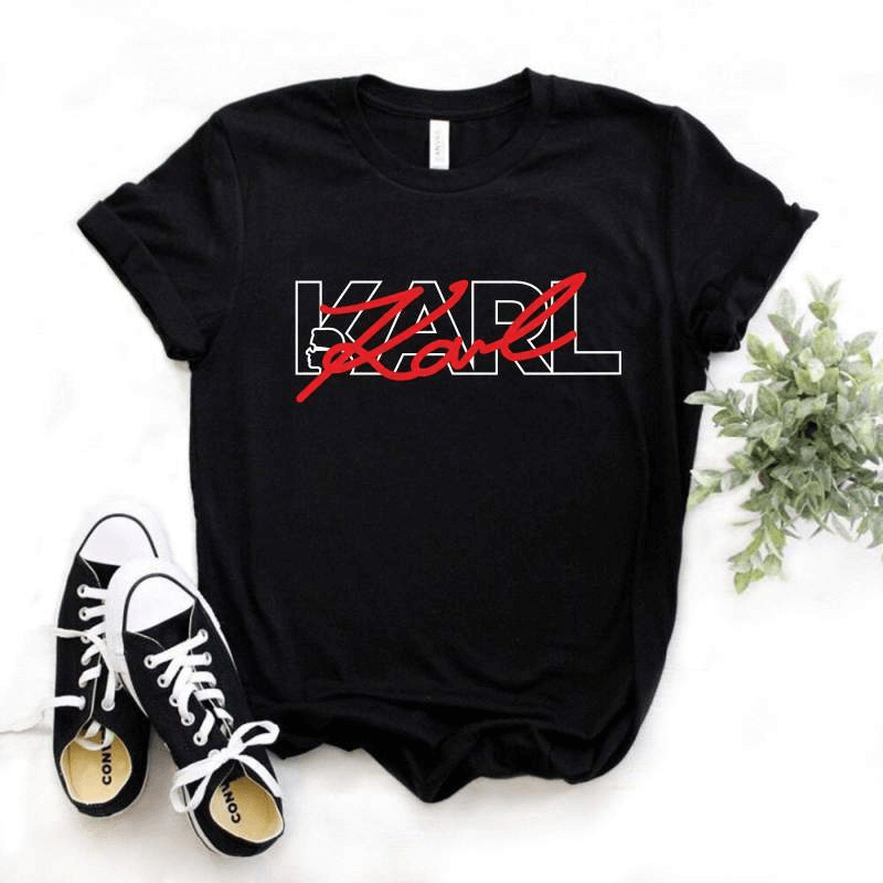 Дамска тениска Karl draw https://satmoda.com/products/дамска-тениска-karl-draw Дамска Тениска с обло деколте и свободна кройка. Материята на тениската е изключително мека и осигурява максимален комфорт през летните дни. Съчетава се добре с елегантно, спортно-елегантно и ежедневно облекло.Тениската е изработена от 100% памукПрепоръчителна температура за пране 30