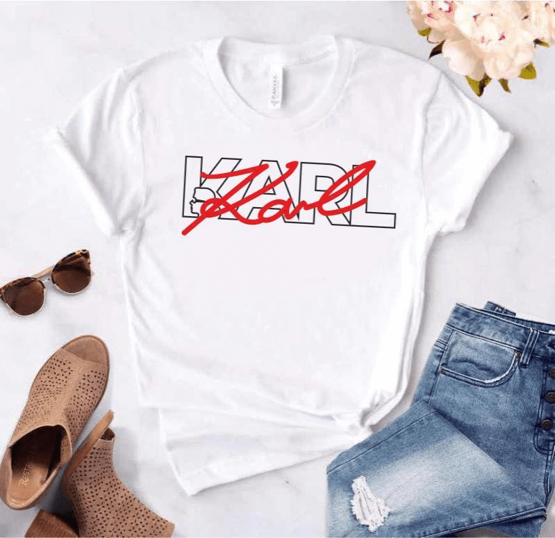 Дамска тениска Karl draw https://satmoda.com/products/дамска-тениска-karl-draw Дамска Тениска с обло деколте и свободна кройка. Материята на тениската е изключително мека и осигурява максимален комфорт през летните дни. Съчетава се добре с елегантно, спортно-елегантно и ежедневно облекло.Тениската е изработена от 100% памукПрепоръчителна температура за пране 30