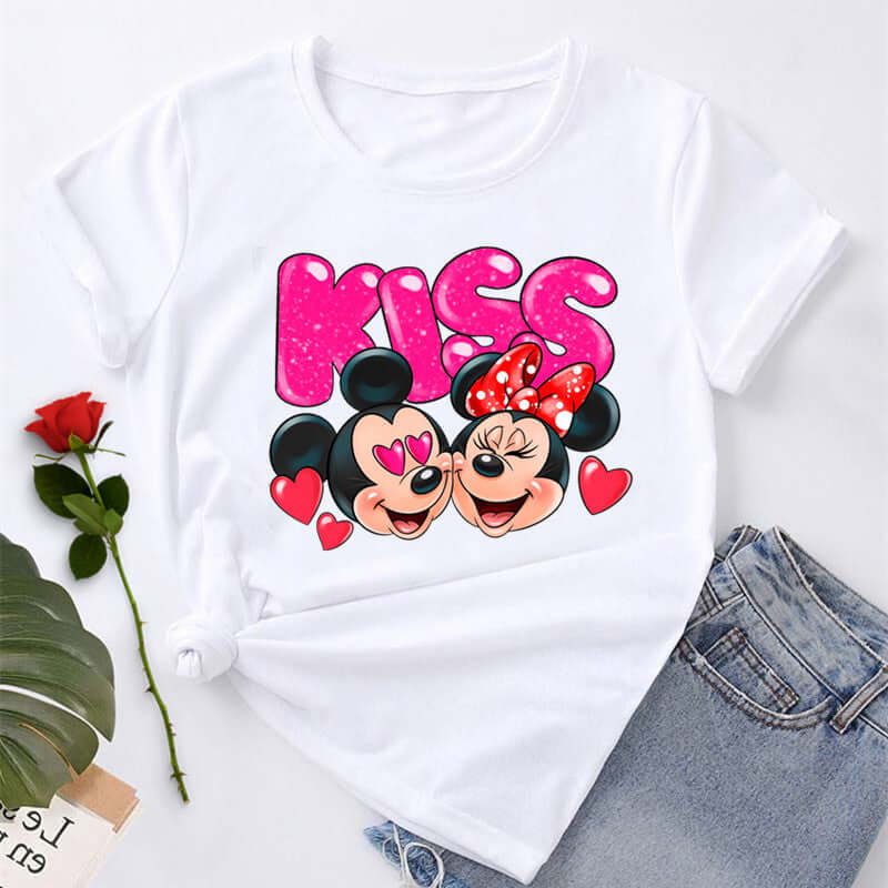 Дамска тениска Mickey Kiss - SatModa  https://satmoda.com/products/дамска-тениска-mickey-kiss  Ефектна дамска тениска с обло деколте и свободна кройка. Осигурява максимален комфорт през летните дни.Съчетава се добре както с дънки, така и със спортен екип.