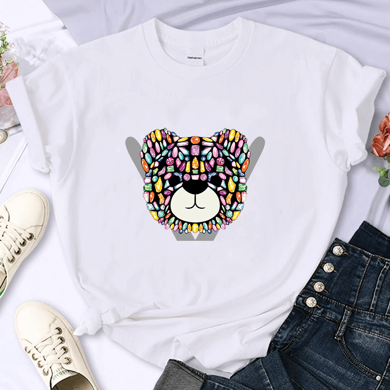 Дамска тениска Color Bear - SatModa  https://satmoda.com/products/дамска-тениска-color-bear  Дамска тениска със стилен дизайн и висококачествени материали. Отличен избор за ежедневието и спорт. Подходяща за разнообразни поводи и комбинации.