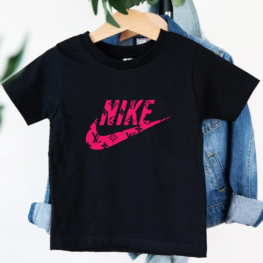 Детска тениска Nike - SatModa.  https://satmoda.com/products/детска-тениска-nike  Детска тениска със забавен принт за всяко малко приключение. Мека и дишаща, за комфорт през целия ден.