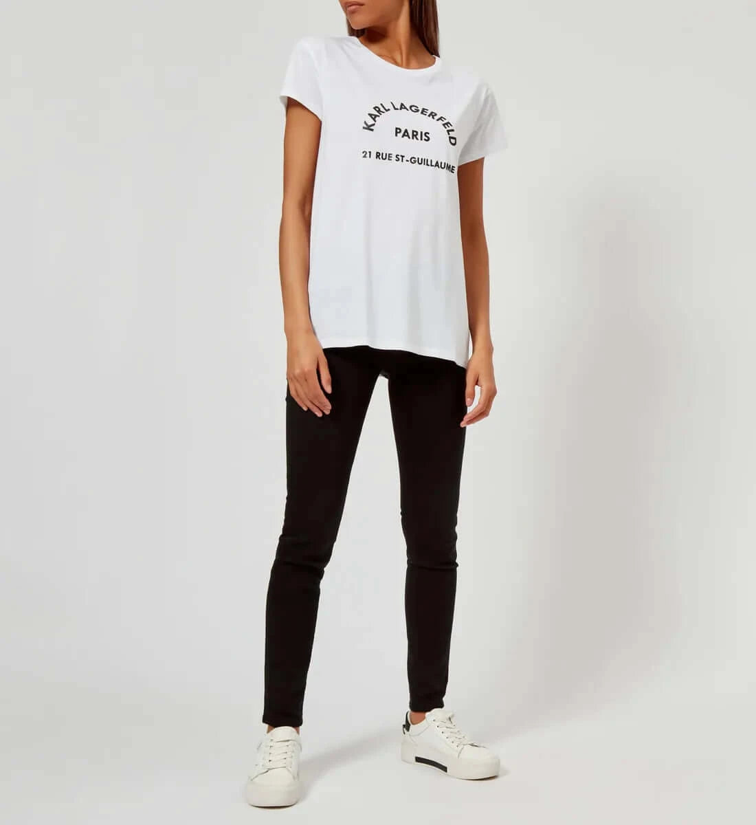 Дамска тениска Karl 21 rue White  https://satmoda.com/products/дамска-тениска-karl-21-rue  Ефектна дамска тениска с обло деколте и свободна кройка. Осигурява максимален комфорт през летните дни.Съчетава се добре както с дънки, така и със спортен екип.