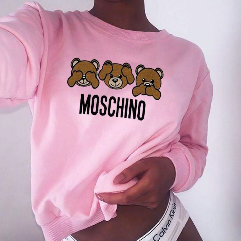 Дамска блуза Moschino bear dtg  https://satmoda.com/products/дамска-блуза-moschino-bear-dtg  Модерна дамска блуза с надписБлуза с обло деколте и свободна кройка. Материята на блузата е изключително мека и приятна. Осигурява максимален комфорт и топлина през зимните дни.100% памук