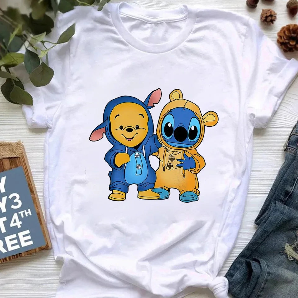 Дамска тениска Stitch & Pooh - SatModa  https://satmoda.com/products/дамска-тениска-stitch-pooh  Ефектна дамска тениска с обло деколте и свободна кройка. Осигурява максимален комфорт през летните дни.Съчетава се добре както с дънки, така и със спортен екип.