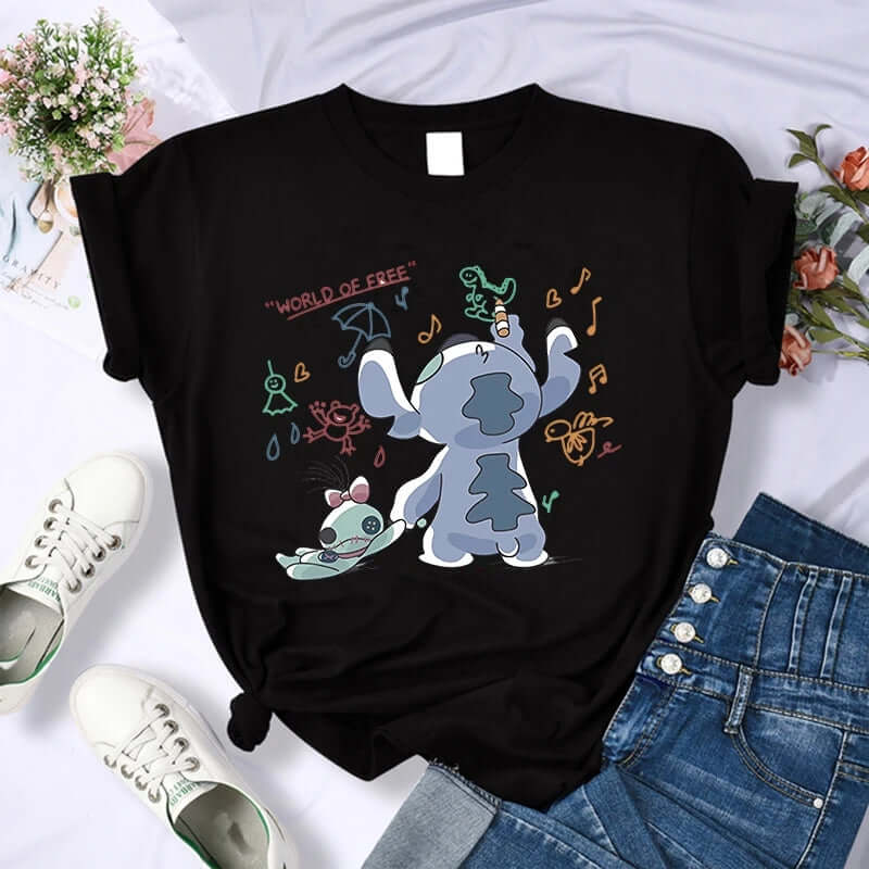 Дамска тениска Stitch World of Free  https://satmoda.com/products/дамска-тениска-stitch-world-of-free  Ефектна дамска тениска с обло деколте и свободна кройка. Осигурява максимален комфорт през летните дни.Съчетава се добре както с дънки, така и със спортен екип.