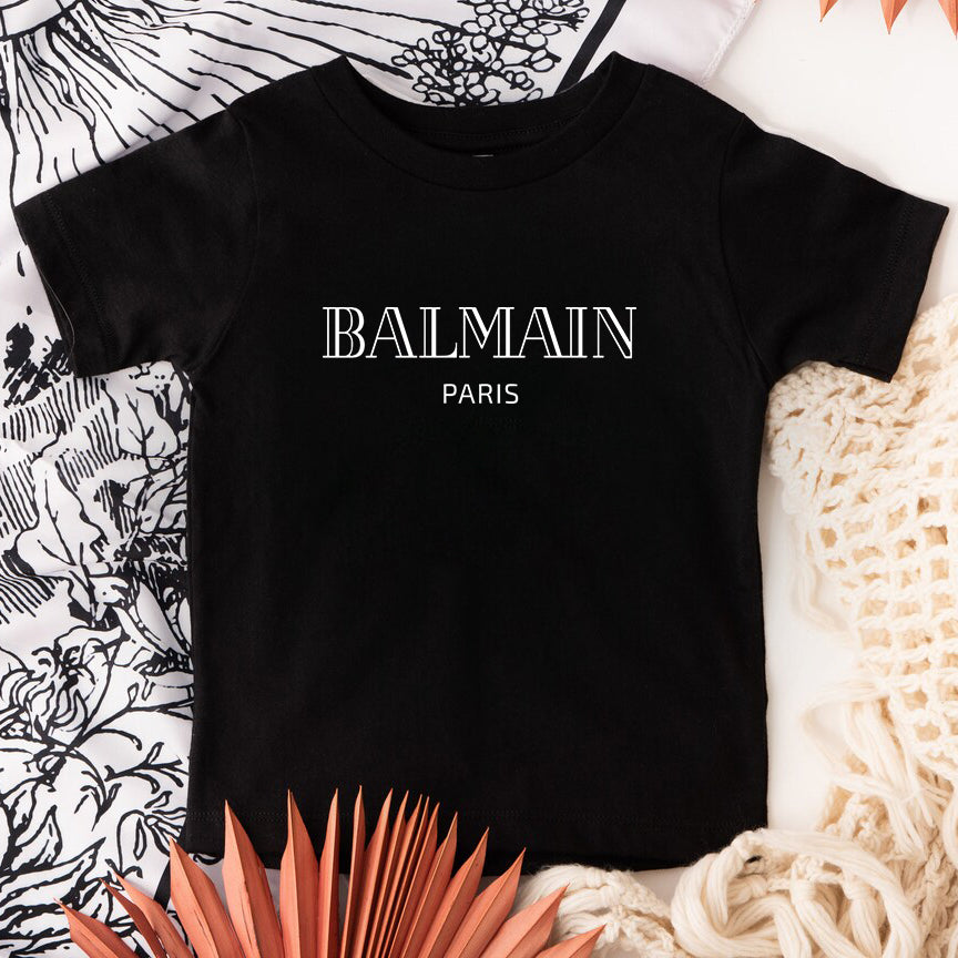 Детска тениска Balmain - SatModa  https://satmoda.com/products/детска-тениска-balmain  Детска тениска със забавен принт за всяко малко приключение. Мека и дишаща, за комфорт през целия ден.