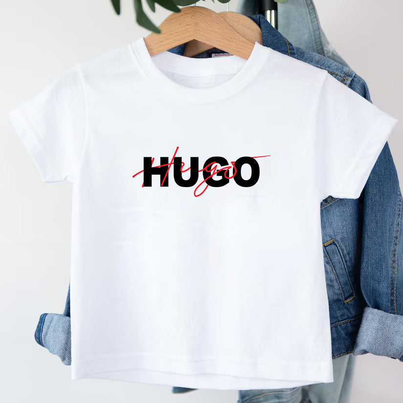 Детска тениска Hugo - SatMod..  https://satmoda.com/products/детска-тениска-hugo  Детска тениска със забавен принт за всяко малко приключение. Мека и дишаща, за комфорт през целия ден.