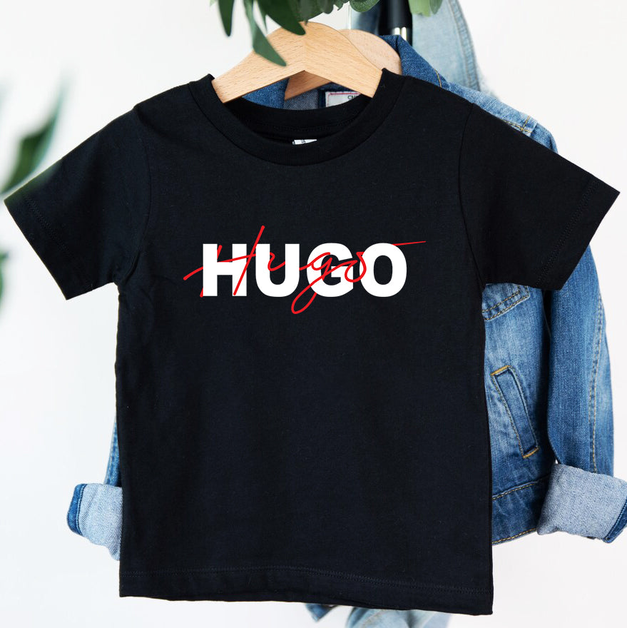 Детска тениска Hugo - SatMod..  https://satmoda.com/products/детска-тениска-hugo  Детска тениска със забавен принт за всяко малко приключение. Мека и дишаща, за комфорт през целия ден.