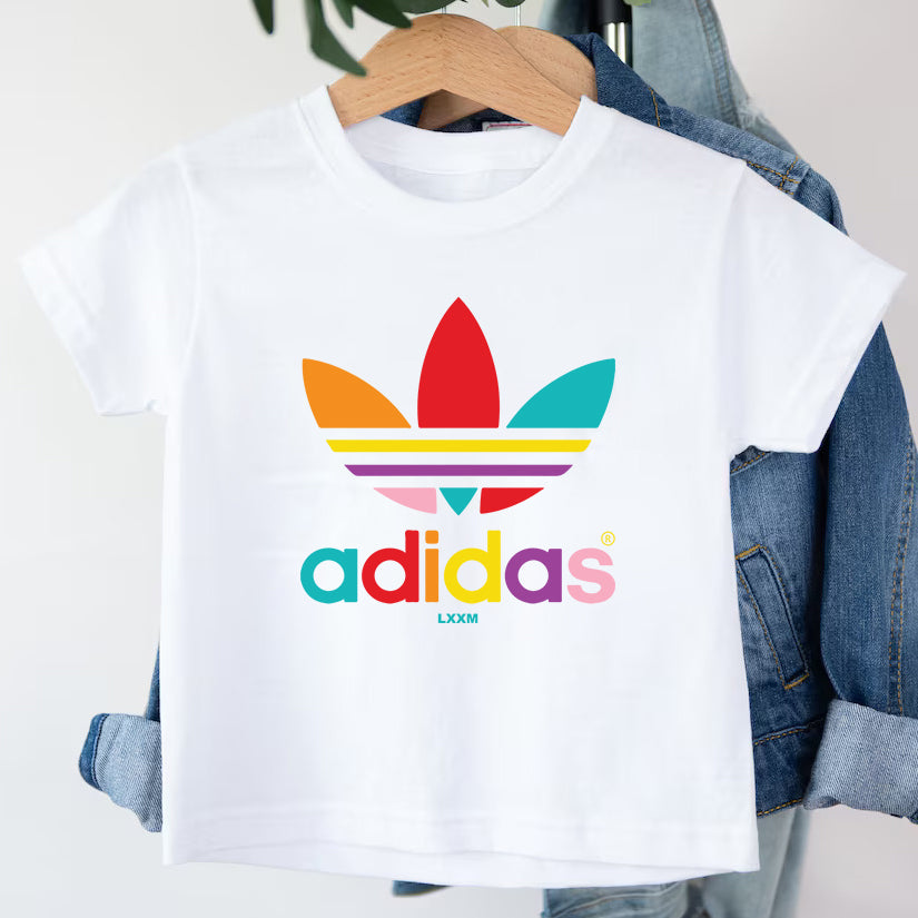 Детска тениска Adidas Color - SatModa  https://satmoda.com/products/детска-тениска-adidas-color  Детска тениска със забавен принт за всяко малко приключение. Мека и дишаща, за комфорт през целия ден.