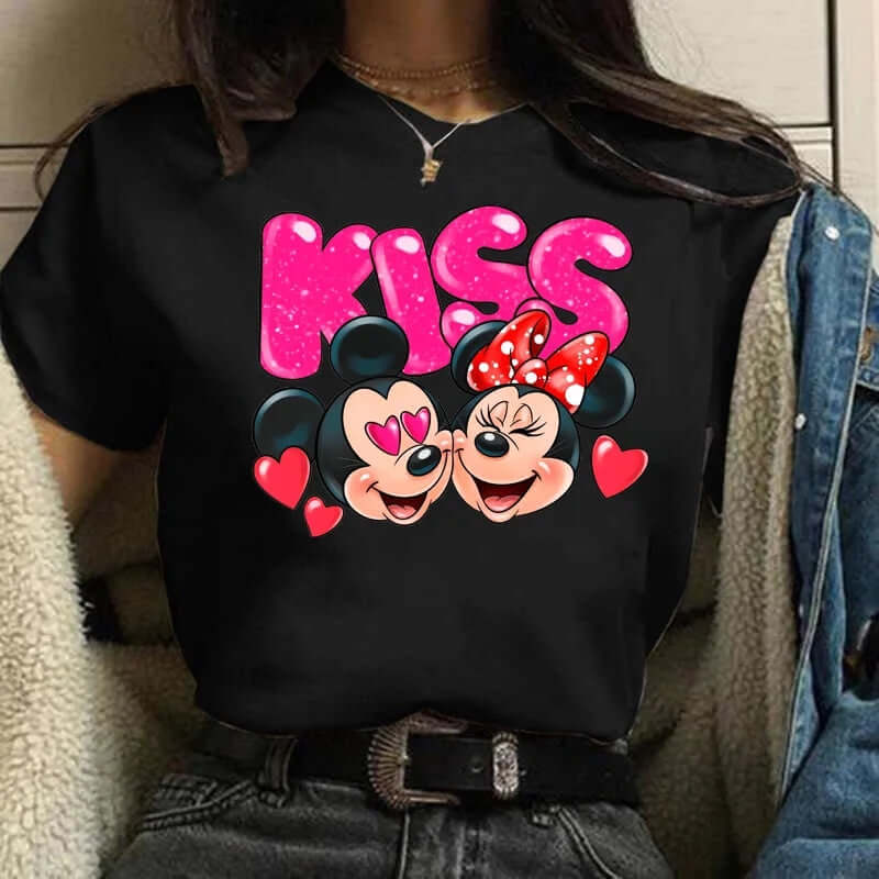 Дамска тениска Mickey Kiss - SatModa  https://satmoda.com/products/дамска-тениска-mickey-kiss  Ефектна дамска тениска с обло деколте и свободна кройка. Осигурява максимален комфорт през летните дни.Съчетава се добре както с дънки, така и със спортен екип.