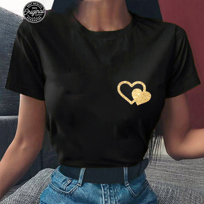 Дамска тениска Gold Heart SatModa  https://satmoda.com/products/дамска-тениска-gold-heart  Дамска Тениска с обло деколте и свободна кройка. Материята на тениската е изключително мека и приятна и осигурява максимален комфорт през летните дни. 100% памук