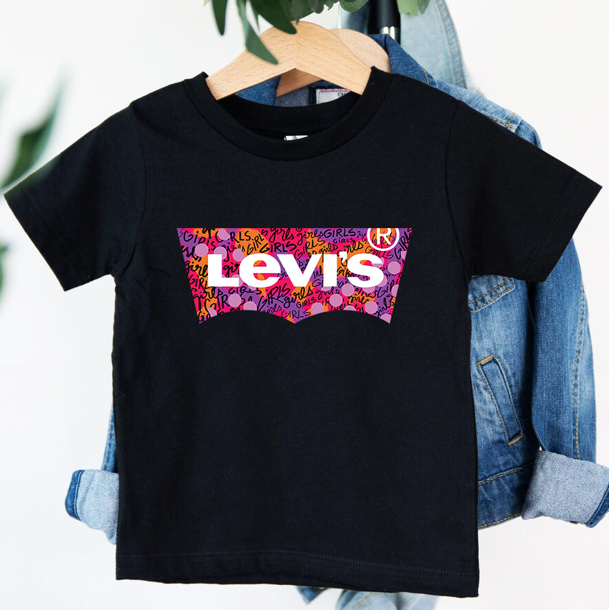 Детска тениска Levis - SatMod.  https://satmoda.com/products/детска-тениска-levis  Детска тениска със забавен принт за всяко малко приключение. Мека и дишаща, за комфорт през целия ден.