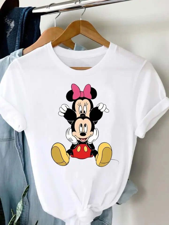 Дамска тениска Mickey Naughty Game  https://satmoda.com/products/дамска-тениска-mickey-naughty-game  Ефектна дамска тениска с обло деколте и свободна кройка. Осигурява максимален комфорт през летните дни.Съчетава се добре както с дънки, така и със спортен екип.