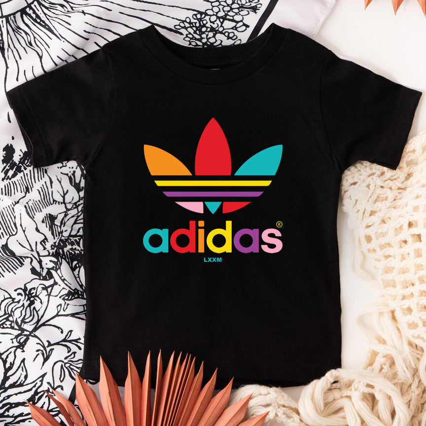 Детска тениска Adidas Color - SatModa  https://satmoda.com/products/детска-тениска-adidas-color  Детска тениска със забавен принт за всяко малко приключение. Мека и дишаща, за комфорт през целия ден.