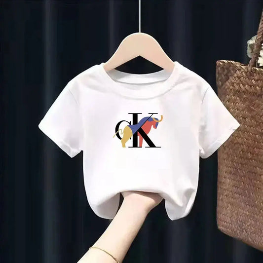 Детска тениска kC  https://satmoda.com/products/детска-тениска-kc  Детска тениска със забавен принт за всяко малко приключение. Мека и дишаща, за комфорт през целия ден.