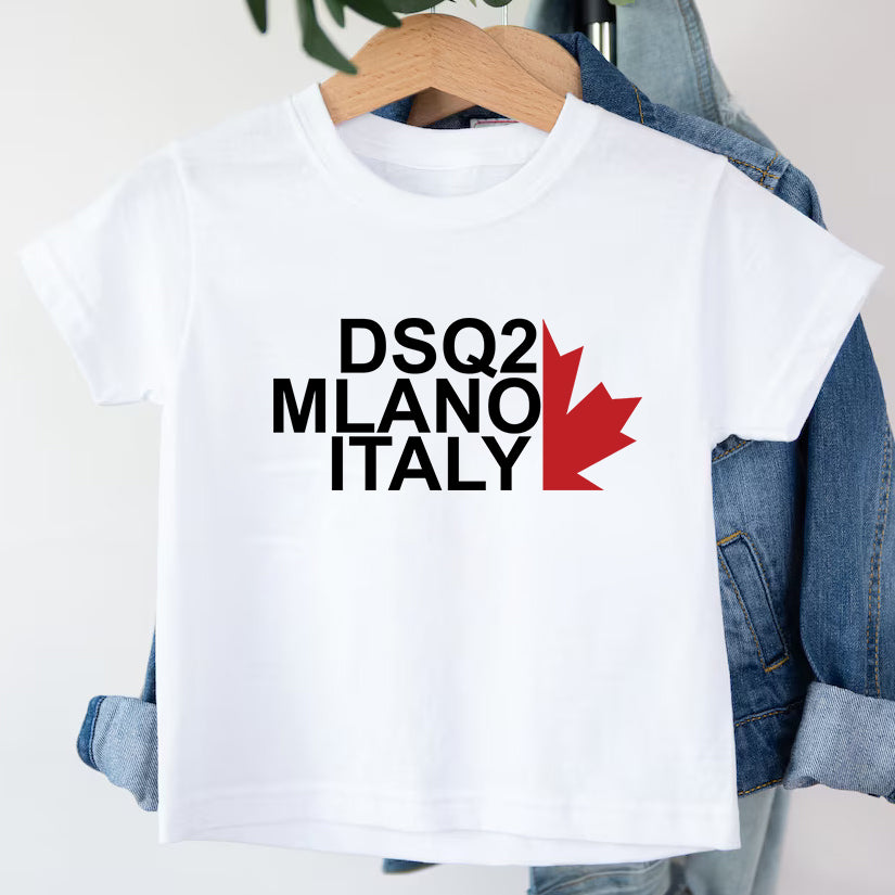 Детска тениска Dsq Italy - SatModa  https://satmoda.com/products/детска-тениска-dsq-italy  Детска тениска със забавен принт за всяко малко приключение. Мека и дишаща, за комфорт през целия ден.