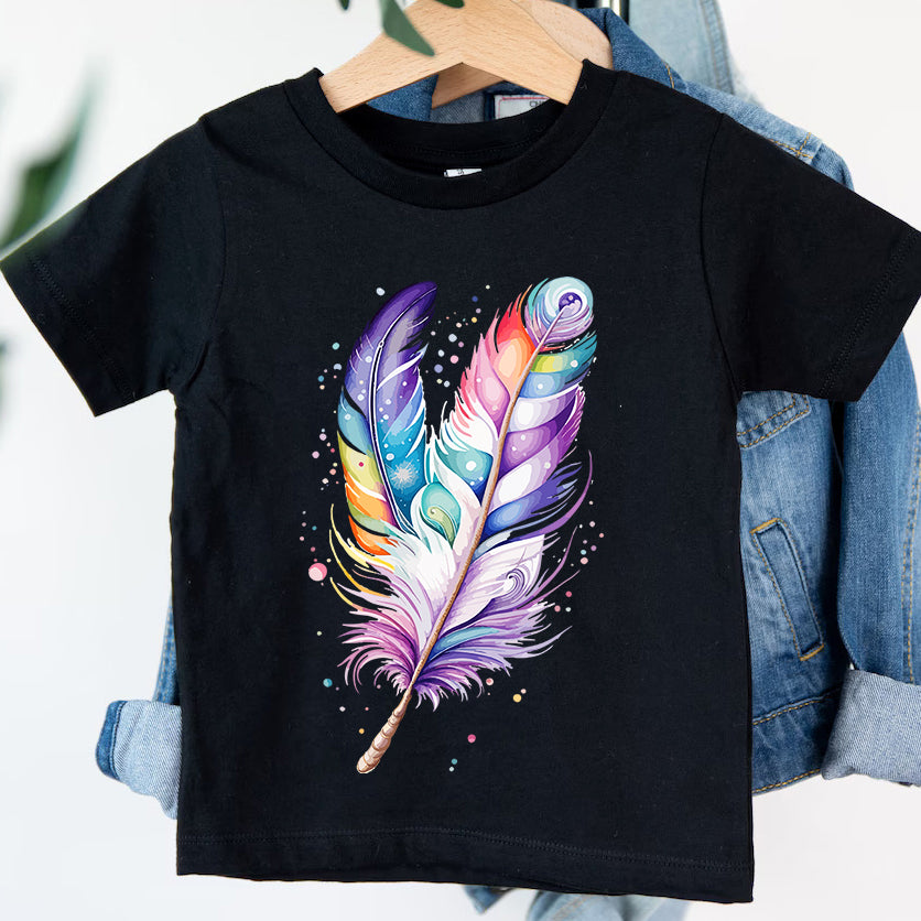 SatModa  SatModa  https://satmoda.com › products › детска-тениска-colored-feather  Детска тениска Colored Feather  Детска тениска със забавен принт за всяко малко приключение. Мека и дишаща, за комфорт през целия ден.  BGN 23.60