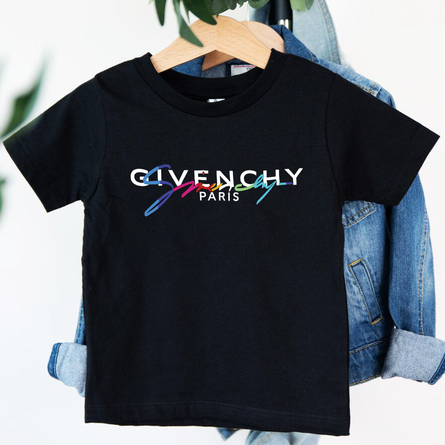 Детска тениска Givenchy - SatModa  https://satmoda.com/products/детска-тениска-givanci  Детска тениска със забавен принт за всяко малко приключение. Мека и дишаща, за комфорт през целия ден.