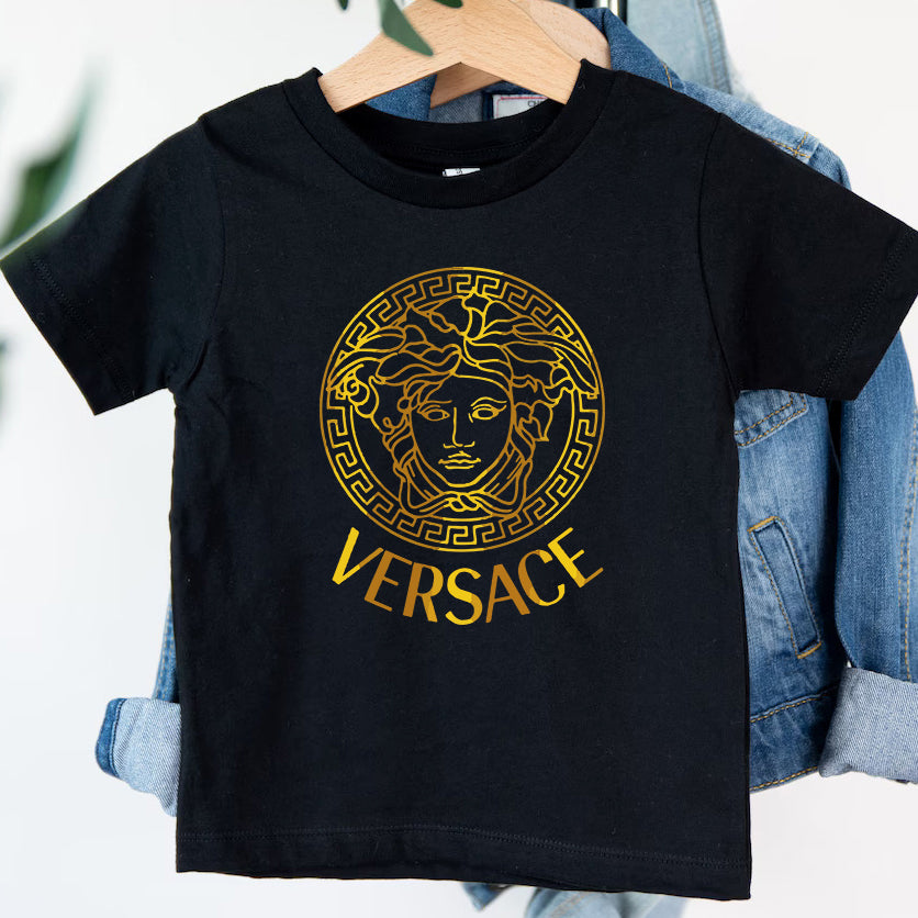 SatModa  SatModa  https://satmoda.com › products › детска-тениска-versace-gold  Детска тениска Versace Gold / SatModa  Детска тениска със забавен принт за всяко малко приключение. Мека и дишаща, за комфорт през целия ден.  BGN 23.60