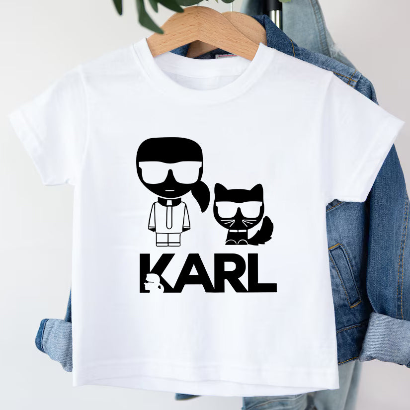 Детска тениска Karl&cat - SatMod  https://satmoda.com/products/детска-тениска-karl-cat  Детска тениска със забавен принт за всяко малко приключение. Мека и дишаща, за комфорт през целия ден.