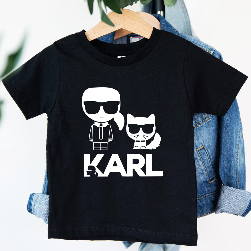 Детска тениска Karl&cat - SatMod  https://satmoda.com/products/детска-тениска-karl-cat  Детска тениска със забавен принт за всяко малко приключение. Мека и дишаща, за комфорт през целия ден.