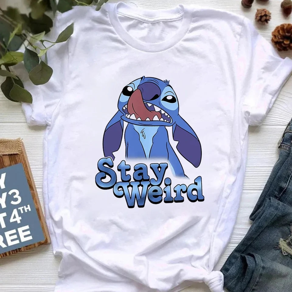 Дамска тениска Stitch Stay Weird  https://satmoda.com/products/дамска-тениска-stitch-stay-weird  Ефектна дамска тениска с обло деколте и свободна кройка. Осигурява максимален комфорт през летните дни.Съчетава се добре както с дънки, така и със спортен екип.