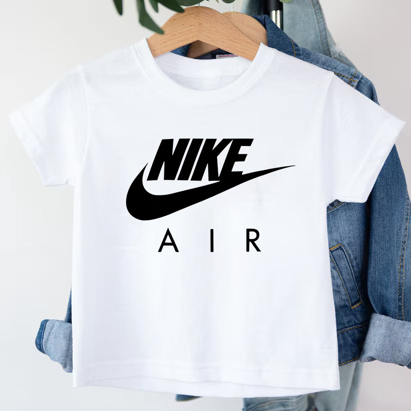 Детска тениска Nike Air - SatMod  https://satmoda.com/products/детска-тениска-nike-air  Детска тениска със забавен принт за всяко малко приключение. Мека и дишаща, за комфорт през целия ден.