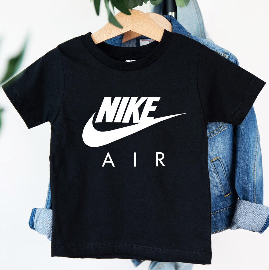 Детска тениска Nike Air - SatMod  https://satmoda.com/products/детска-тениска-nike-air  Детска тениска със забавен принт за всяко малко приключение. Мека и дишаща, за комфорт през целия ден.