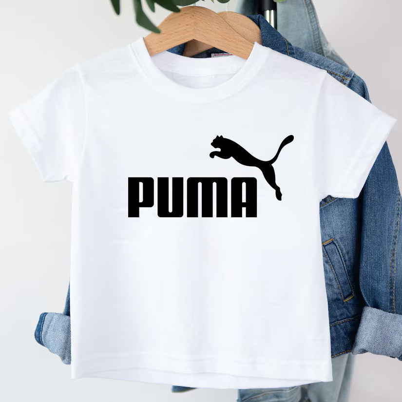 Детска тениска Puma Classic - SatModa  https://satmoda.com/products/детска-тениска-puma-classic  Детска тениска със забавен принт за всяко малко приключение. Мека и дишаща, за комфорт през целия ден.