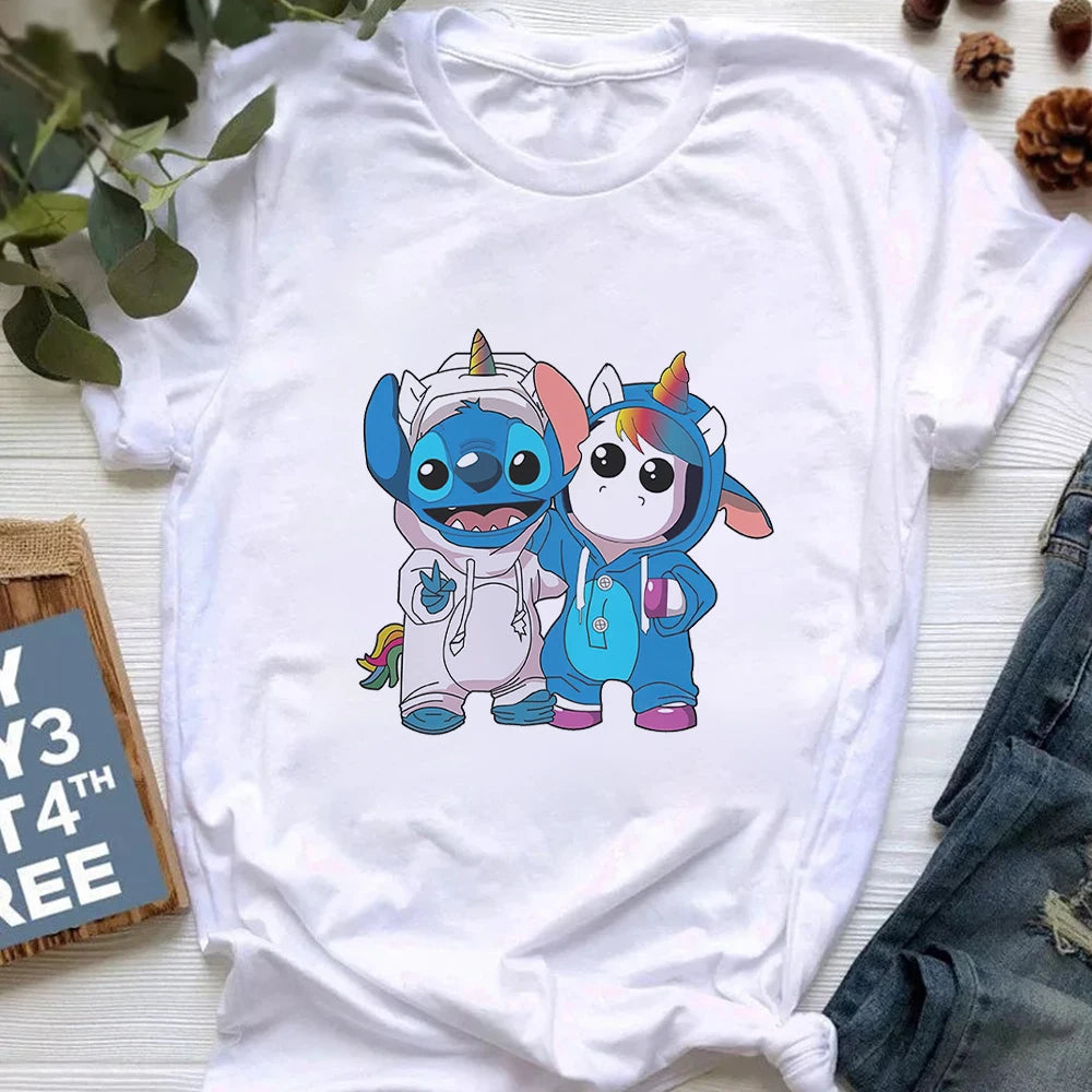 Дамска тениска Stitch & Unicorn  https://satmoda.com/products/дамска-тениска-stitch-unicorn  Ефектна дамска тениска с обло деколте и свободна кройка. Осигурява максимален комфорт през летните дни.Съчетава се добре както с дънки, така и със спортен екип.