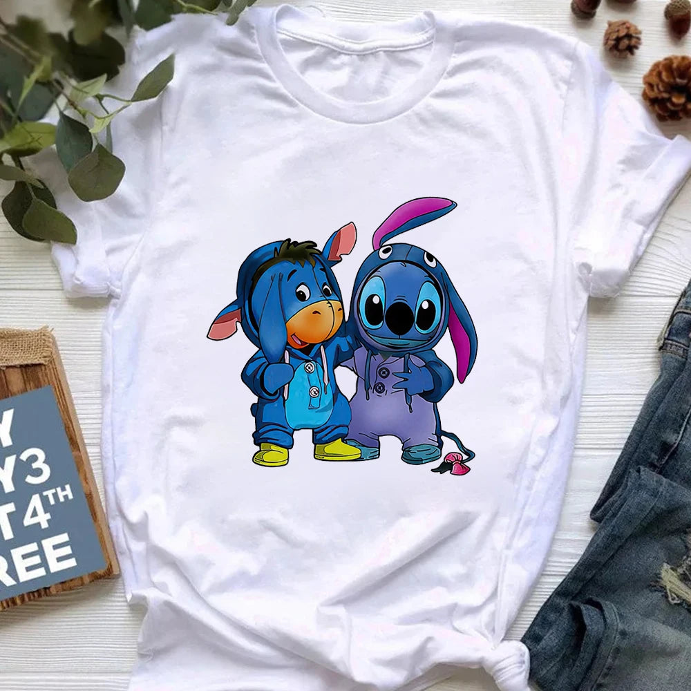 Дамска тениска Stitch and Yory  https://satmoda.com/products/дамска-тениска-stitch-and-yory  Ефектна дамска тениска с обло деколте и свободна кройка. Осигурява максимален комфорт през летните дни.Съчетава се добре както с дънки, така и със спортен екип.