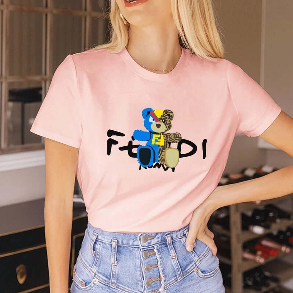 Дамска тениска Fendi - SatModa  https://satmoda.com/products/дамска-тениска-fendi  Дамска тениска със стилен дизайн и висококачествени материали. Отличен избор за ежедневието и спорт. Подходяща за разнообразни поводи и комбинации.