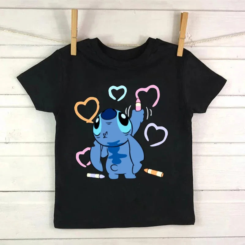 Детска тениска Stitch Drawing - SatModa.  https://satmoda.com/products/детска-тениска-stitch-drawing  Детска тениска със забавен принт за всяко малко приключение. Мека и дишаща, за комфорт през целия ден.