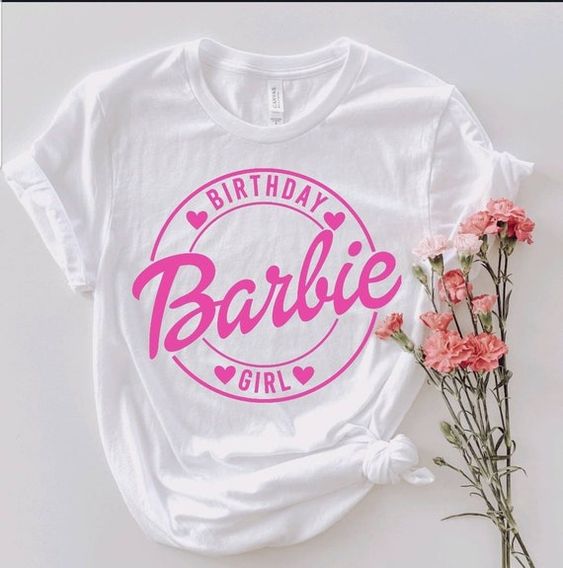  Дамска тениска Barbie Birthday  https://satmoda.com/products/дамска-тениска-barbie-birthday  Ефектна дамска тениска с обло деколте и свободна кройка. Осигурява максимален комфорт през летните дни.Материя: 100% памукСъчетава се добре както с дънки, така