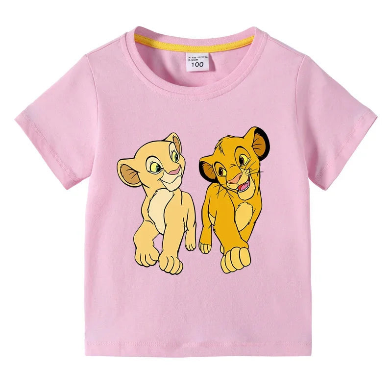 Детска тениска Simba&Lana - SatModa  https://satmoda.com/products/детска-тениска-simba-lana  Детска тениска със забавен принт за всяко малко приключение. Мека и дишаща, за комфорт през целия ден.