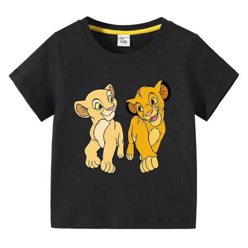 Детска тениска Simba&Lana - SatModa  https://satmoda.com/products/детска-тениска-simba-lana  Детска тениска със забавен принт за всяко малко приключение. Мека и дишаща, за комфорт през целия ден.