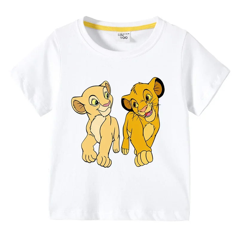 Детска тениска Simba&Lana - SatModa  https://satmoda.com/products/детска-тениска-simba-lana  Детска тениска със забавен принт за всяко малко приключение. Мека и дишаща, за комфорт през целия ден.