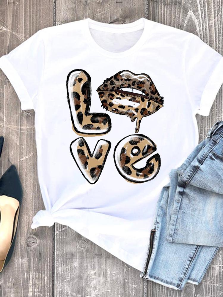 Дамска тениска Leo Love SatModa  https://satmoda.com/products/дамска-тениска-leo-love  Дамска тениска с обло деколте и свободна кройка. Тениската е изключително мека и осигурява максимален комфорт през летните дни.Тениската е изработена 100% памук