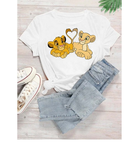 Дамска тениска Simba's Love - SatModa  https://satmoda.com/products/дамска-тениска-simbas-love  Ефектна дамска тениска с обло деколте и свободна кройка. Осигурява максимален комфорт през летните дни.Съчетава се добре както с дънки, така и със спортен екип.