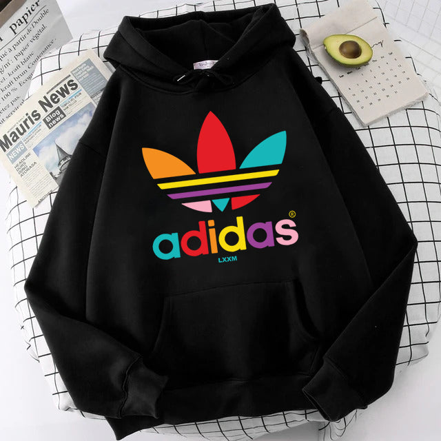 Дамски суитчър Adidas Color - SatModa  https://satmoda.com/products/дамски-суичър-adidas-color  Ефектен дамски суичър с качулка и връзки.Материята на суичъра е изключително мека и приятна. Осигурява максимален комфорт и топлина през зимните дни.Суитчъра е с лека памучна вата от вътрешната странаПроизход: България100% Памук