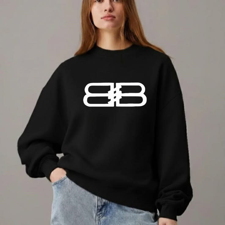Дамска блуза BB в черно с бял графичен принт, показана на модел | SatModa