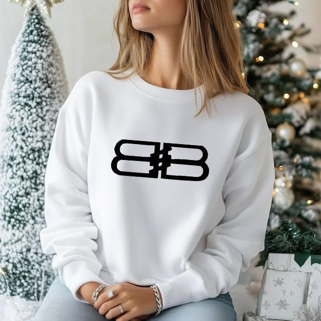 Дамска блуза BB в бяло с черен графичен принт, показана на модел | SatModa 