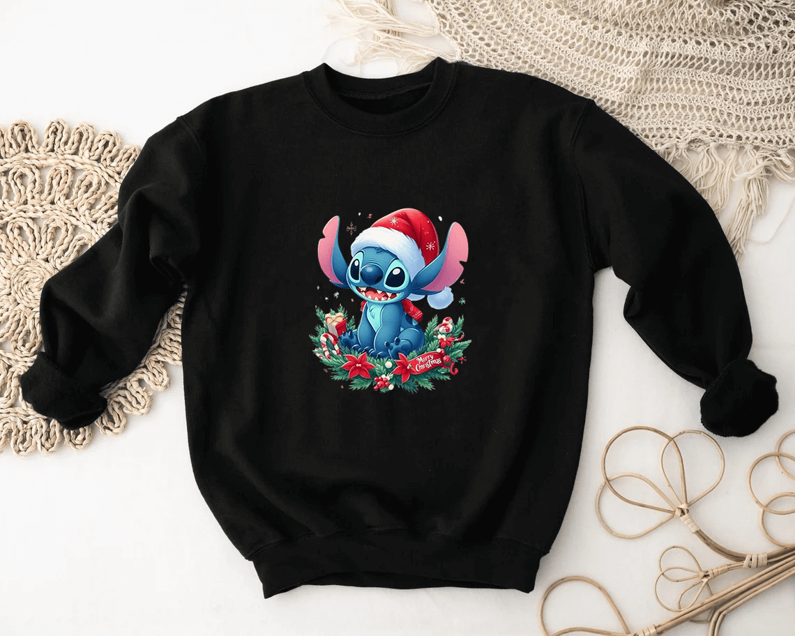 Дамска блуза Stitch Christmas — черно, 100% памук, свободна кройка | SatModa
