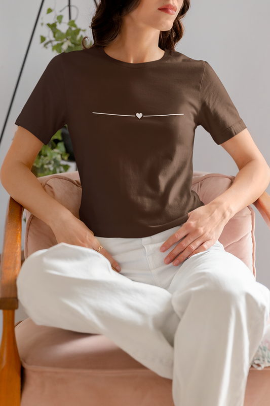 Дамска тениска Heart Line тъмно кафява — 100% памук, размери XS–XXL | SatModa