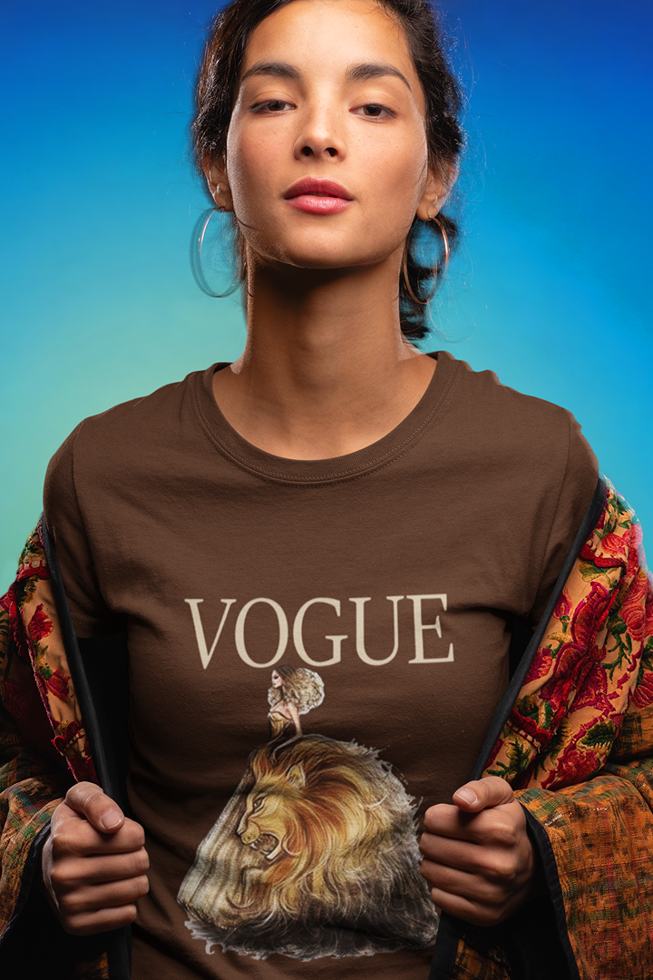 Дамска тениска Lion Vogue в тъмно кафяво с надпис VOGUE и принт на лъв, показана на модел | SatModa