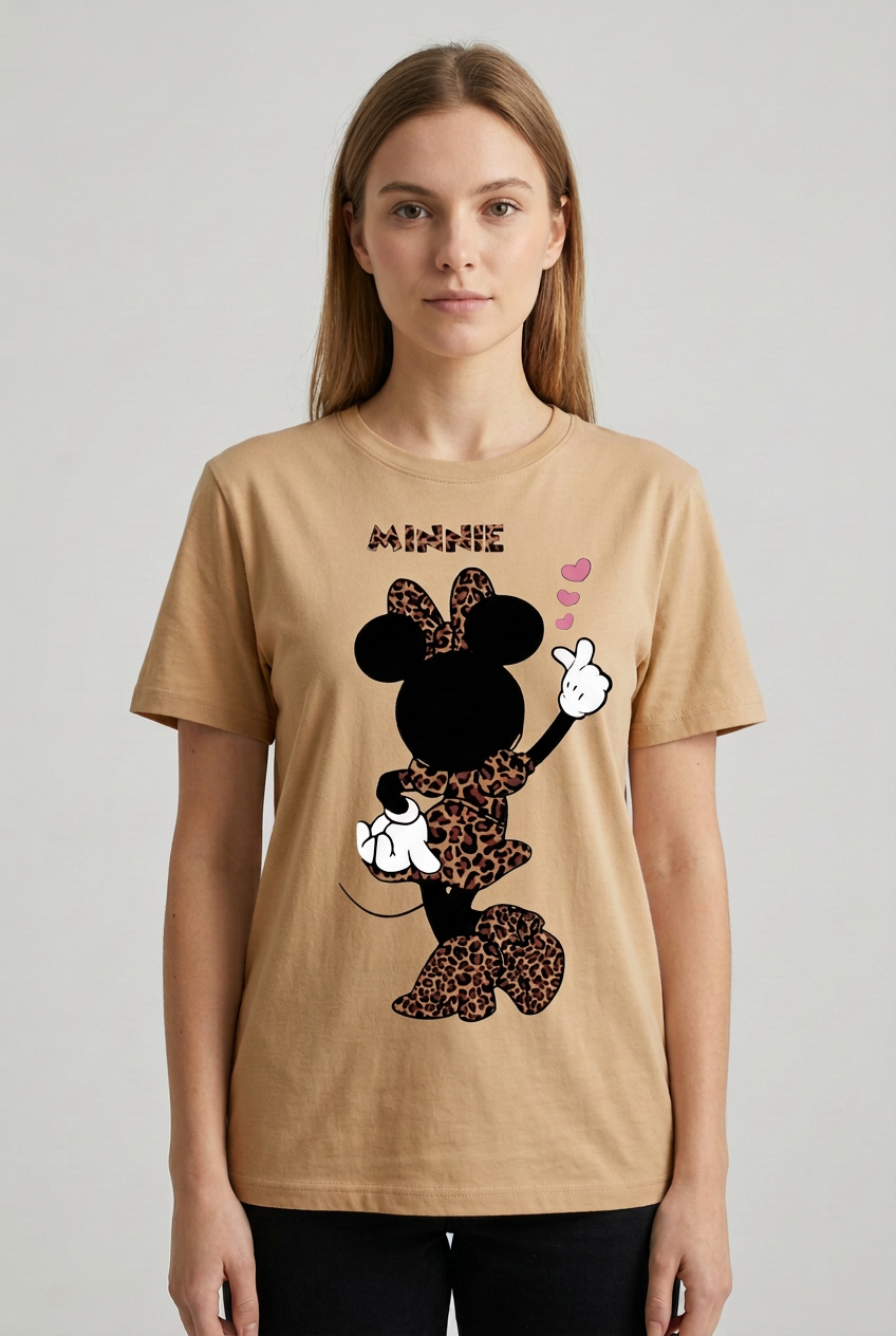 Дамска тениска Lady Minnie в тъмнобежово с леопардови детайли и розови сърца, на модел | SatModa